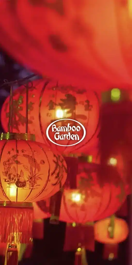 Rote asiatische Laternen bei Nacht – Link zur Referenz Bamboo Garden